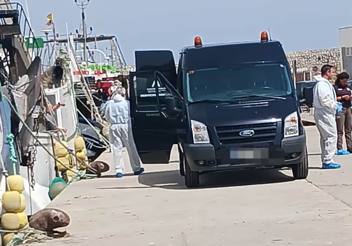 El cadáver de un hombre que aparece enredado en las redes de un pesquero de Fuengirola hace temer que pueda pertenecer al hombre desaparecido en Almuñécar